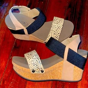 Super Cute! Never Worn. Too wide for my foot 😩